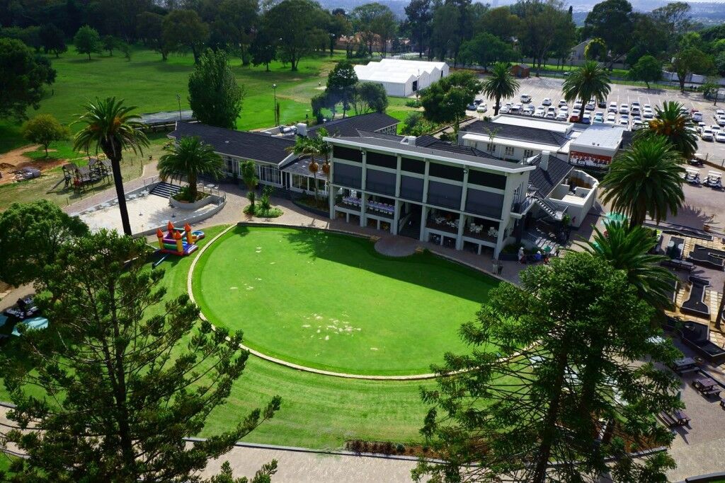 Buildings at Huddle Park Golf & Recreation surrounded by grass. Dog-friendly Hiking Trails in Gauteng. Pets24