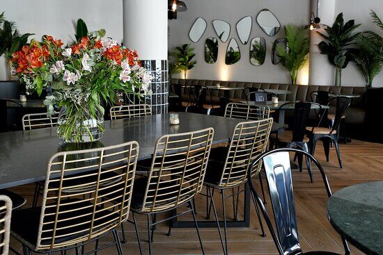 JARRYDS Brunch & Bistro seating area. Pet-Friendly restaurants in Cape Town. Pets24